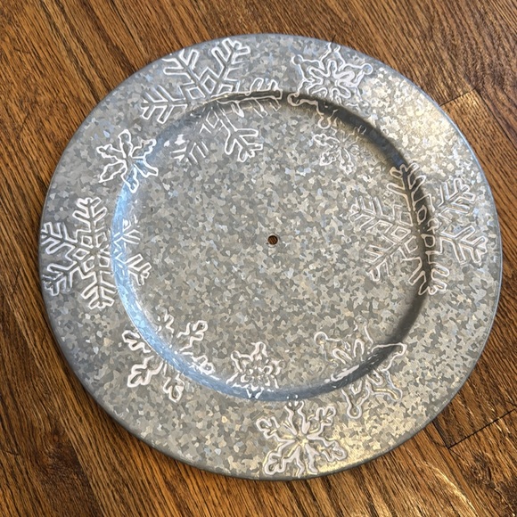 ❄️ Two-Tier Galvanized Metal Stand with Snowflake Design ❄️ - Picture 4 of 5